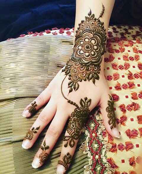 Latest simple back hand mehndi designs for engagement