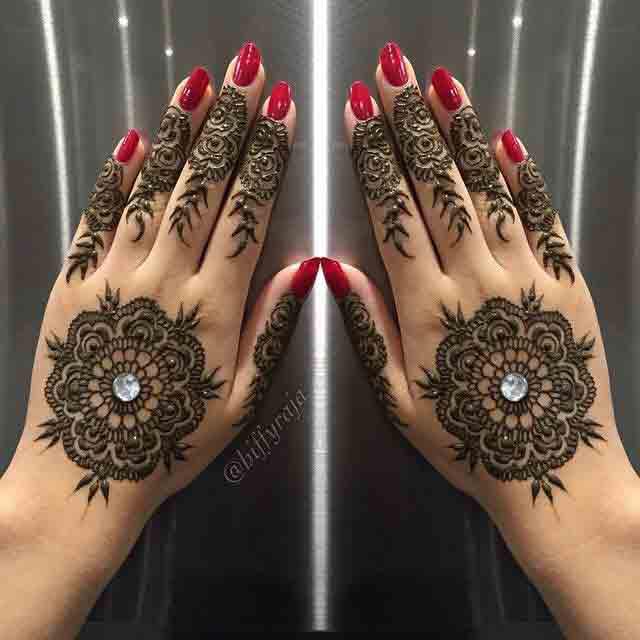 Best pearls adorned gol tikki mehndi designs for engagement