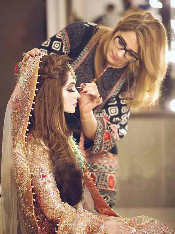 Latest Pakistani engagement makeup for golden dress color combinations