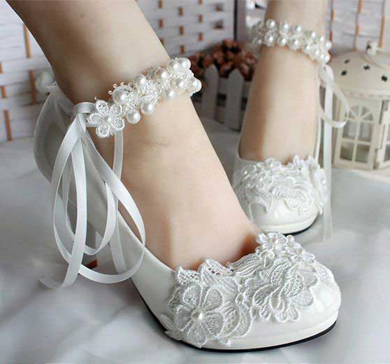 Beautiful white bridal flats for Pakistani engagement brides