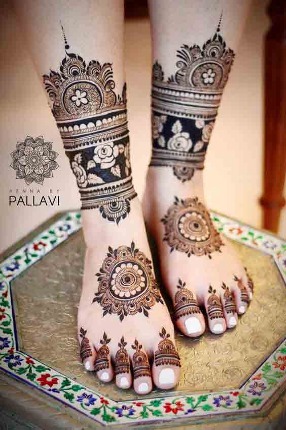 Gol tikki mehndi design for feet for bridals