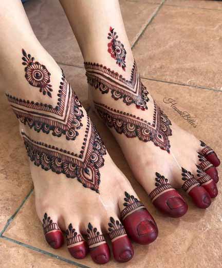 Minimal foot mehndi designs for bridals