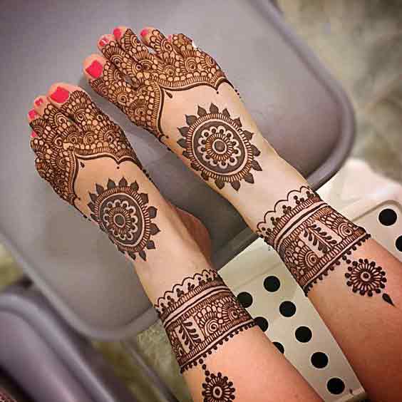 Gol tikki mehndi design for bridal foot