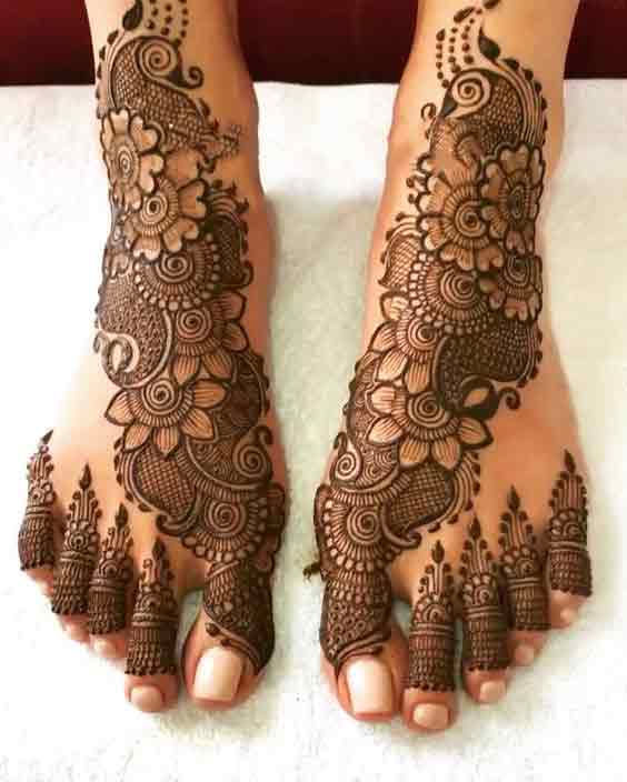 Beautiful floral mehndi design for foot