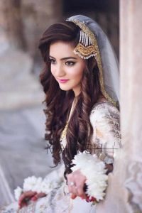 Long curly hairstyle with jhoomar and dupatta for engagement brides