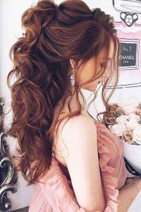 Volumized loose waves hairstyles for Pakistani engagement brides