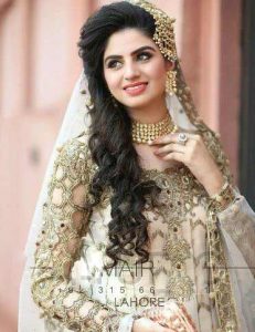 Side curls with jhoomar hairstyles for Pakistani brides