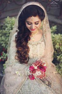 Side loose curls with dupatta hairstyles for Pakistani brides