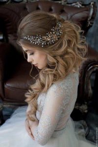 Side swept curls with hair accessories hairstyles for Pakistani brides