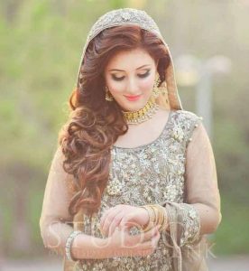 Side loose curls with dupatta hairstyles for Pakistani brides